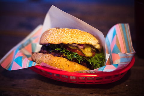 Hamburger, rot, Tablett, unscharfer Hintergrund, Brot, Brötchen, Burger, Käse, Cheeseburger, Nahansicht, köstlich, Fast Food, Lebensmittel, Grüner Salat, Mahlzeit, Fleisch, Sandwich, Tabelle, lecker, Tomate, Gemüse, Essen und Trinken, ungesunde Ernährung, fertig für den Verzehr, Frische, drinnen, keine Leute, Genuss, Fokus auf den Vordergrund, Snack, Versuchung, Rinderhack, 5K, CC0, gemeinfrei, lizenzfrei