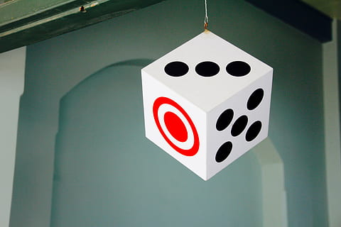 cubo, offrire, luce, lampada, illuminazione, Allen, nessuno, in casa, avvicinamento, sospeso, Colore bianco, rosso, cartello, a forma di cuore, comunicazione, numero, testo, forma, emozione positiva, caratteristica della parete, amore, singolo oggetto, Inquadratura dal basso, concentrarsi sulle conoscenze acquisite, struttura costruita, architettura, soffitto, 5K, CC0, dominio pubblico, privo di copyright