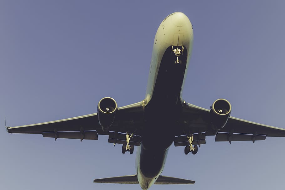 antenne, fotografering, fly, flyvende, hvidt plan, motor, Jet, flyve, vinge, Afgang, transportere, transportmidler, passagerfly, flyvningen, luftfart, luftfartøj, transportform, himmel, rejse, skyfri himmel, natur, på farten, kommerciel flyvemaskine, lufthavn, lav vinkel visning, luftfartsindustrien, blå, dag, ingen mennesker, bevægelse, landing - røre ned, udendørs, Flymotor, ankomst, corporate jet, privatfly, 4K
