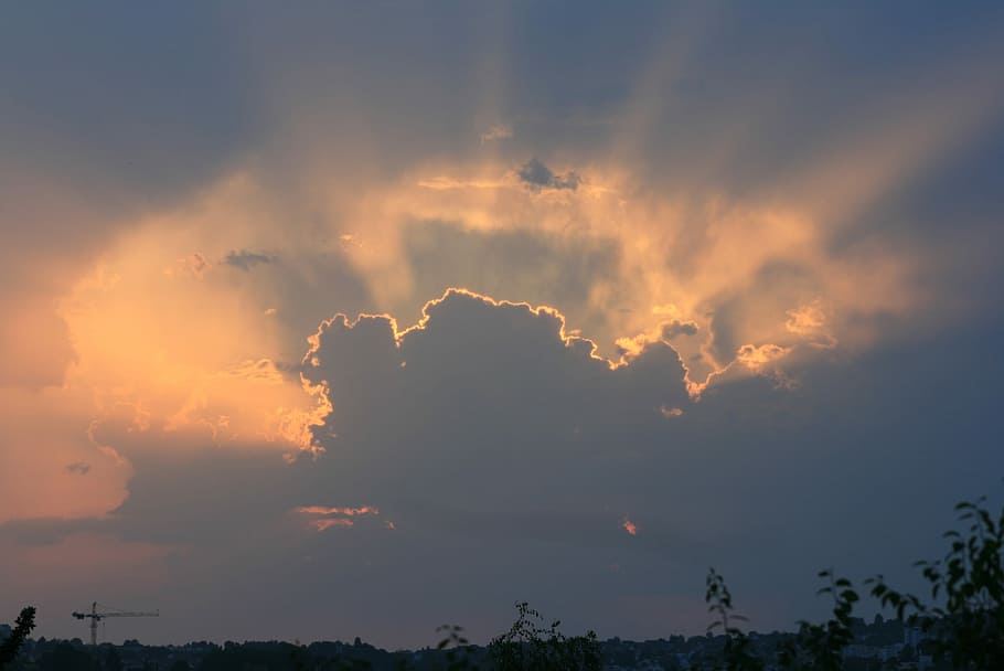 esslingen, posta de sol, núvols, naturalesa, núvol - cel, silueta, cel dramàtic, cel, bellesa a la natura, escenics - natura, escena tranquil·la, tranquil·litat, vista d’angle baix, idíl·lic, cap gent, color taronja, a l'aire lliure, llum solar, medi ambient, arbre, raig de sol, meteorologia, 2K