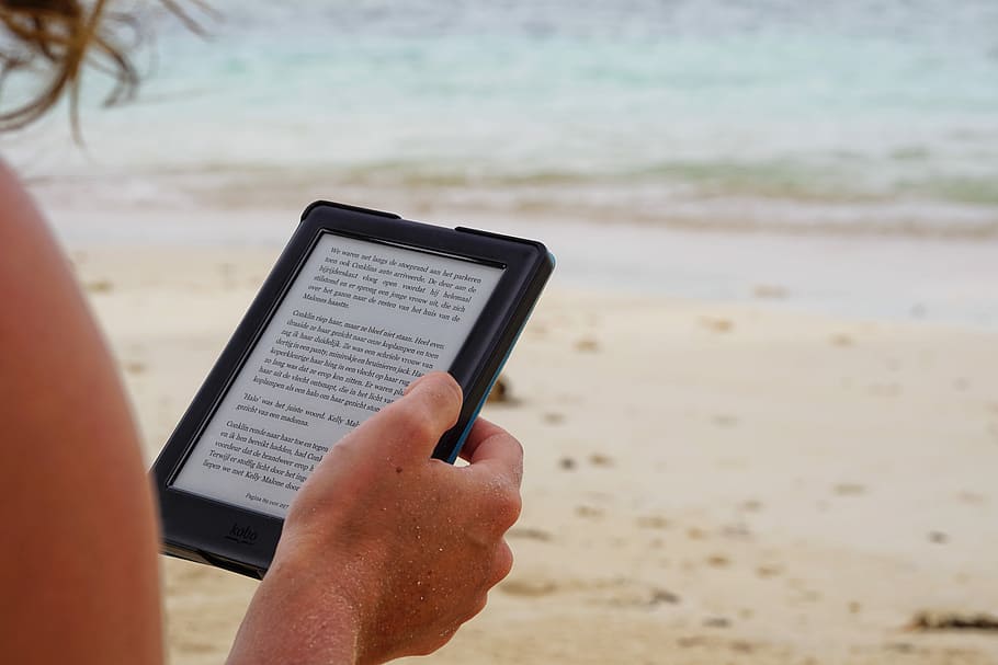 persona, celebració, negre, Tablet PC, durant el dia, lectura de persones, encendre, lector, llibre, pàgina, platja, tecnologia sense fils, tecnologia, comunicació, mà humana, connexió, una persona, mà, aigua, terra, part del cos humà, mar, estils de vida, persones reals, activitat d'oci, portabilitat, centrar-se en primer pla, dispositiu d’informació portàtil, utilitzant l’ordinador, dit, 5K