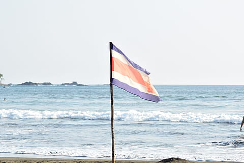 Flagge, Strand, Sommer-, Meer, Bewegung, Wasser, Horizont über Wasser, Himmel, Horizont, Patriotismus, Wind, Natur, Umgebung, Welle, Tag, keine Leute, Schönheit in der Natur, gestreift, Land, winken, draußen, 5K, CC0, gemeinfrei, lizenzfrei