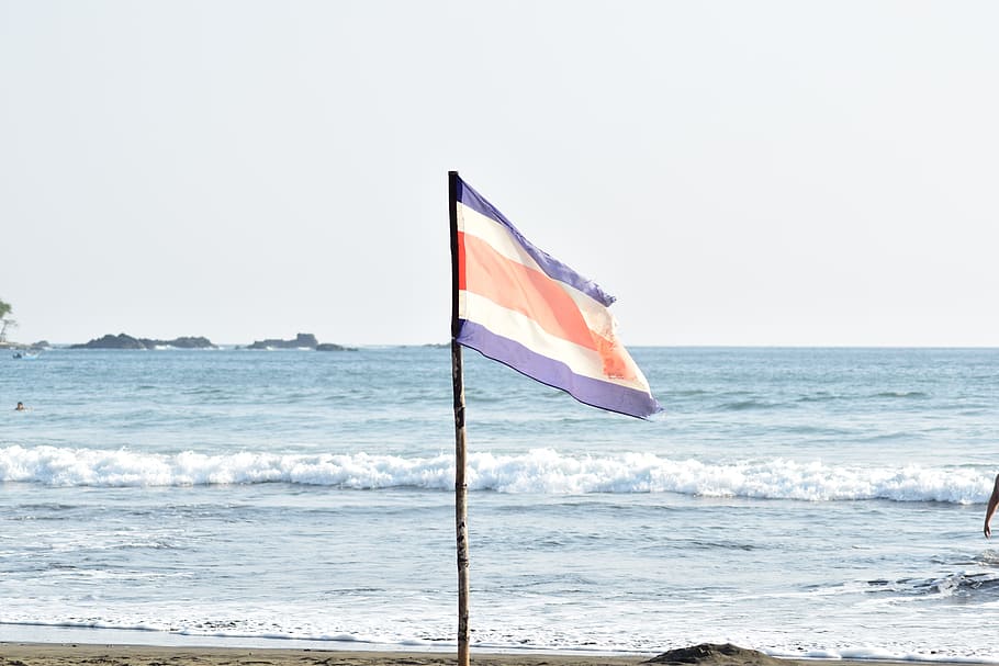 Flagge, Strand, Sommer-, Meer, Bewegung, Wasser, Horizont über Wasser, Himmel, Horizont, Patriotismus, Wind, Natur, Umgebung, Welle, Tag, keine Leute, Schönheit in der Natur, gestreift, Land, winken, draußen, 5K