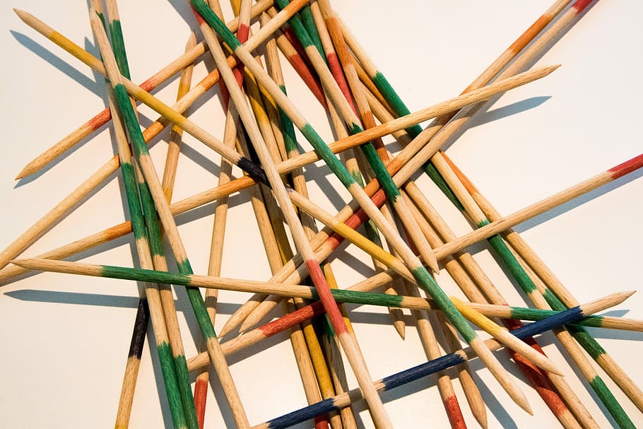 mikado, jugar, habilitat, tir de l'estudi, primer pla, cap gent, fons blanc, gran grup d'objectes, multicolor, a l'interior, material de fusta, art i artesania, natura morta, creativitat, marc complet, elecció, llapis, abundància, marró, repetició, fet per l'home, vermell, ordre, 5K