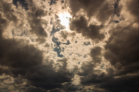 chmury, słońce, niebo, nastrój, Natura, z chmurami, lato, ciemne chmury, chmura - niebo, piękno natury, dramatyczne niebo, cloudscape, niski kąt widzenia, scenics - natura, burza, tła, żadnych ludzi, spokój, na dworze, światło słoneczne, pochmurny, idylliczny, dzień, chmura burzowa, spokojna scena, meteorologia, złowieszczy, 4K, CC0, domena publiczna, darmowe zdjęcia