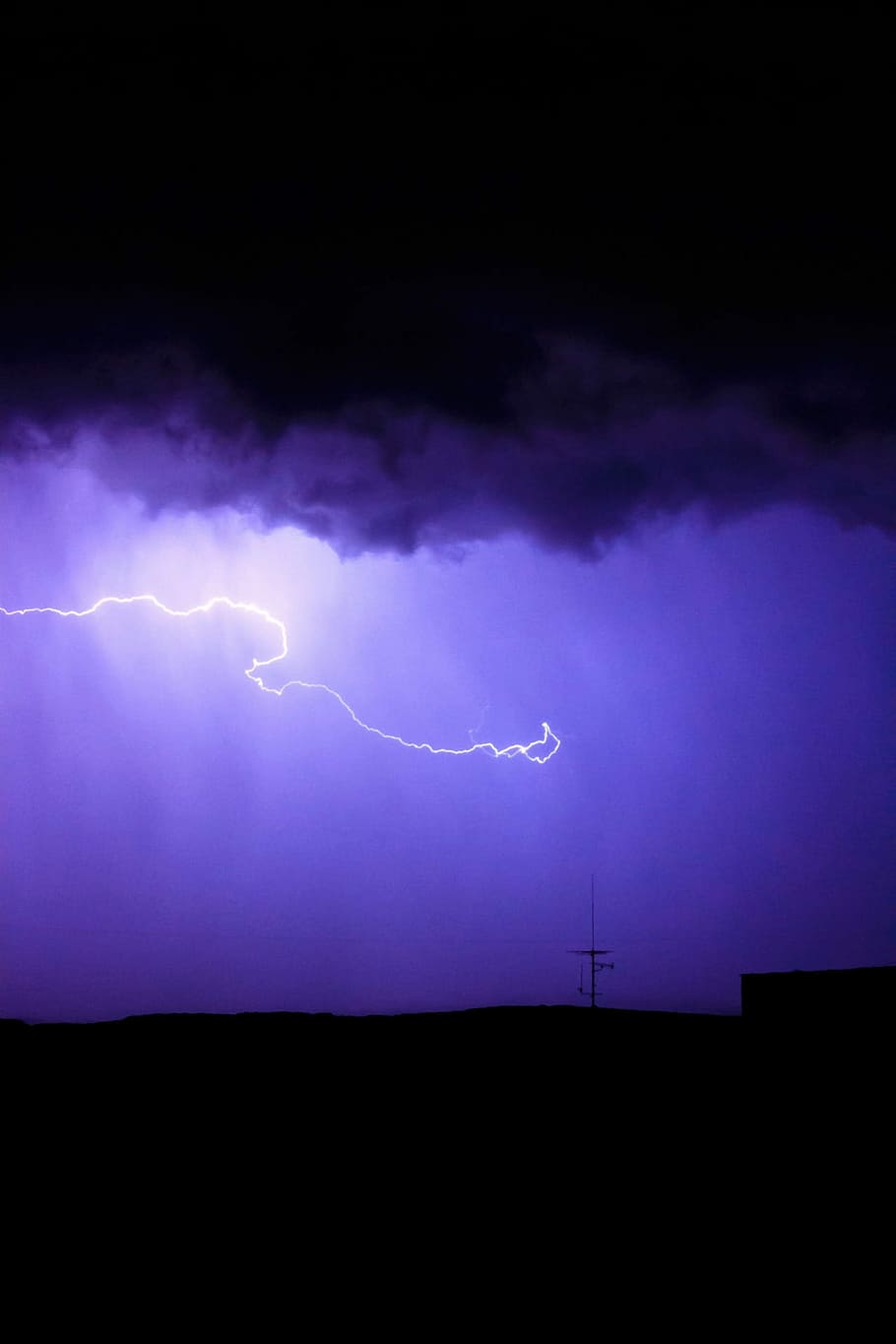 llampec, tempesta, trons, tempesta, trons, pluja, vent, Ventós, temps, dolent, nit, fosc, núvols, ennuvolat, cel, llamps, poder a la natura, llamps bifurcats, cel dramàtic, núvol - cel, poder, bellesa a la natura, escenics - natura, vista d’angle baix, porpra, il·luminat, cap gent, naturalesa, llum - fenomen natural, electricitat, a l'aire lliure, ominós, 1080P