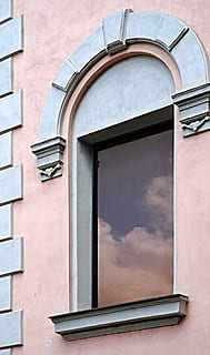 vindue, afspejling, arkitektur, himmel, skyer, bygget struktur, bygning udvendig, bue, dag, ingen mennesker, bygning, lav vinkel visning, udendørs, boligområde, hus, glas - materiale, murbygningsfunktion, mursten, væg, indgang, metal, rør - rør, murstens væg, 4K, CC0, offentligt domæne, royaltyfrie