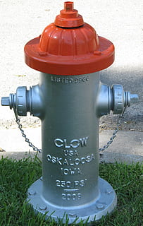 vuurplug, hydrant, plug, water, noodgeval, straat, doven, uitrusting, brandweerman, rood, brandkraan, metaal, geen mensen, dag, communicatie, westers schrift, veiligheid, tekst, detailopname, ongevallen en rampen, bescherming, natuur, gras, veld-, buitenshuis, keten, land-, verbinding, 2K, CC0, publiek domein, royaltyvrij
