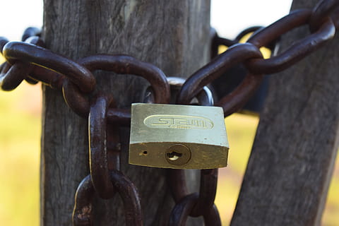 sicurezza, serratura, vecchio, lucchetto, legna, metallo, protezione, catena, avvicinamento, nessuno, recinto, confine, barriera, concentrarsi sulle conoscenze acquisite, forza, giorno, arrugginito, all'aperto, sospeso, connessione, messa a fuoco selettiva, 5K, CC0, dominio pubblico, privo di copyright