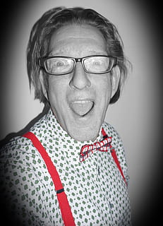 piangere, divertimento, uomo, vestito, sereno, divertente, allegro, viso, occhiali, sorridente, persone, una persona, adulto senior, ritratto, felicità, etnia caucasica, guardando la fotocamera, umorismo, girato in studio, adulto, bianco e nero, personaggi, persone reali, donne, donne anziane, testa e spalle, femmine, nerd, adulto maturo, volto umano, espressione facciale, sorriso a trentadue denti, immagine a colori, solo adulti, solo donne, bicchieri, in casa, colpo alla testa, vignetta, vista frontale, avvicinamento, abbigliamento casual, modello, rosso, donne mature, fare una faccia, acconciatura, 4K, CC0, dominio pubblico, privo di copyright