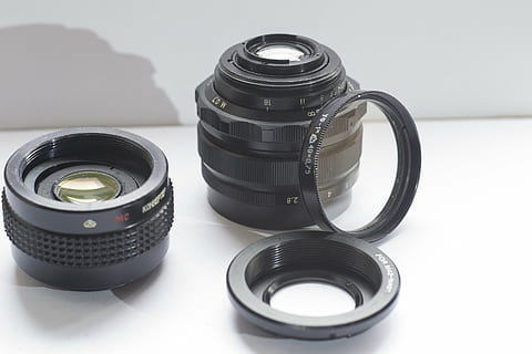 obiectiv, aparat foto, filtru, tele, fotografii tematice, obiectiv - instrument optic, aparat de fotografiat - echipament fotografic, echipament fotografic, tehnologie, Industrie cinematografică, culoare neagră, lentilă - ochi, natură moartă, studio shot, în interior, arta culturii și divertismentului, nici o persoana, fundal alb, film de film, un singur obiect, rolă de film, a închide, echipament, masa, 2K, CC0, domeniu public, fără drepturi de autor