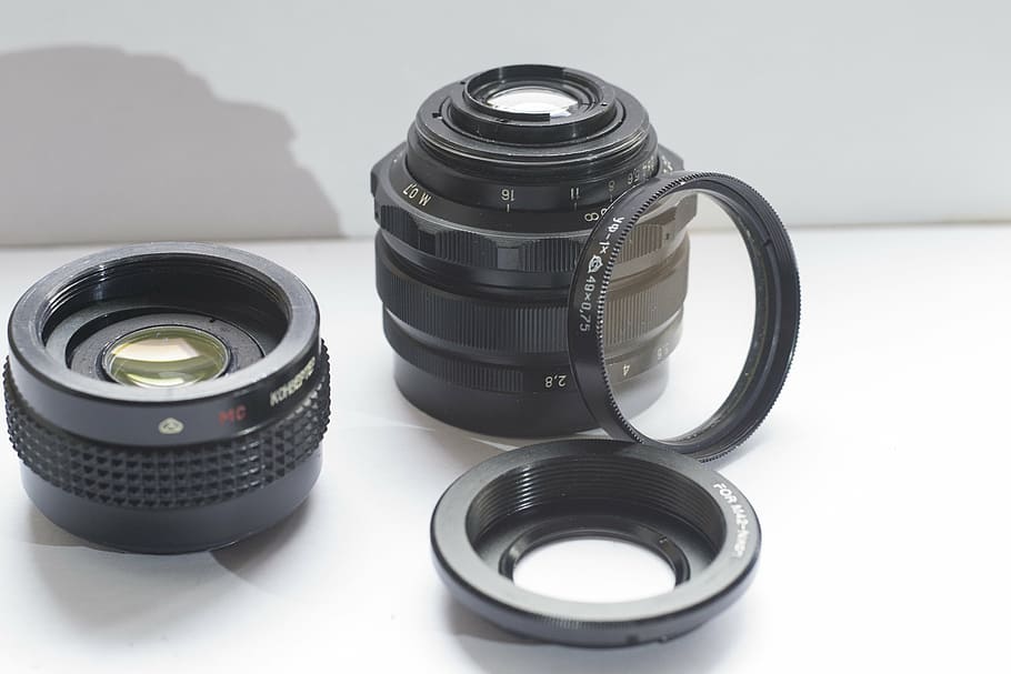 objektiv, Fotoaparát, filtr, tele, fotografická témata, objektiv - optický přístroj, fotoaparát - fotografické vybavení, fotografické vybavení, technologie, filmový průmysl, Černá barva, čočka - oko, stálý život, studio shot, uvnitř, umělecká kultura a zábava, nikdo, bílé pozadí, film, jeden objekt, filmový pás, detail, zařízení, stůl, 2K
