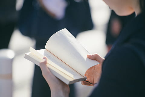 de peu, llibre de lectura de dona, durant el dia, llibre de lectura de persona, lectura, amor, la vida, mà, persona, llibre, llegir, gent, celebració, adult, homes, mà humana, dones, negocis, ètnia caucàsica, educació, a l'interior, primer pla, una persona, només adults, secció mitjana, centrar-se en primer pla, persones incidentals, art i artesania, paper, ocupació, treball, enfocament selectiu, activitat, dia, publicació, concentració, 5K, CC0, domini públic, lliure de regalies
