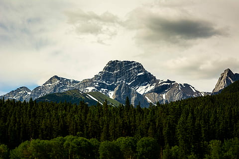 vysoký, zelená, stromy, hory, bílý, nebe, během dne, krajinářské fotografie, pohoří, strom, mraky, skály, les, sníh, temný, mrak, Země, Skála, Příroda, banff, viktorium, Kanada, hora, krása v přírodě, scenics - příroda, mrak - nebe, životní prostředí, krajina, rostlina, studená teplota, zimní, nikdo, přistát, zasněžené hory, klid, borovice, borové lesy, horský vrchol, jehličnatého stromu, venku, formace, 5K, CC0, veřejná doména, bez autorských práv