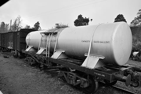 entrenar, motor, pista, vías de tren, transporte, industria, acero, transporte ferroviario, tren - vehículo, modo de transporte, nadie, tren de carga, cielo, día, naturaleza, transporte público, al aire libre, planta, árbol, viaje, metal, estilo retro, tanque de almacenamiento, fuente de alimentación, patio de maniobras, 5K, CC0, dominio público, libre de derechos