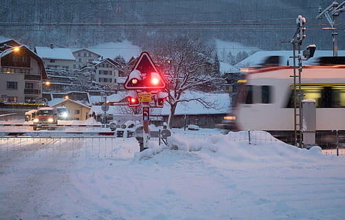 tren, sbb, neu, glarus, s bahn, hivern, ferrocarrils federals suïssos, barrera, senyal, temperatura de fred, arquitectura, manera de transport, transport, exterior de l'edifici, transport per ferrocarril, tren - vehicle, estructura construïda, il·luminat, naturalesa, vies del ferrocarril, congelat, pista, cobertura, Color blanc, edifici, cap gent, nevar, 4K, CC0, domini públic, lliure de regalies