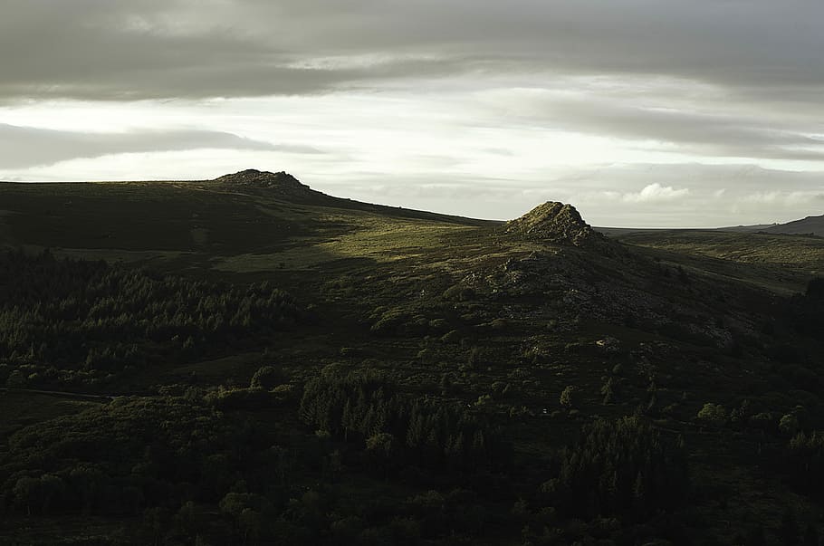fotografia di paesaggio, verde, montagna, roccioso, giorno, roccia, brughiera, paesaggio, all'aperto, a piedi, cielo, orizzonte, buio, umore, natura, nube, albero, tramonto, Sheepstor, dartmoor, Regno Unito, devon, nuvola - cielo, ambiente, scenics - natura, bellezza nella natura, scena tranquilla, scena non urbana, la tranquillità, nessuno, terra, pianta, a distanza, destinazioni di viaggio, catena montuosa, idilliaco, picco di montagna, 4K