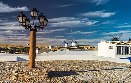 llum, posta de sol, llanterna, llanternes, santorini, sol, paisatge, cel, raig de llum, crepuscle, horitzó, silueta, festa, ecològic, gent, blanc, rural, turisme, llum de fons, don Quixote, cervantes, camp, verd, arquitectura, vell, rústic, turisme rural, senderisme, paisatge de muntanya, pensió, pedra, caminar, muntanya, casa, núvol - cel, estructura construïda, exterior de l'edifici, energia alternativa, naturalesa, carrer, equips d’il·luminació, llum del carrer, llum solar, edifici, cap gent, aigua, ciutat, dia, a l'aire lliure, connexió, ombra, pont, llum elèctrica, 5K, CC0, domini públic, lliure de regalies