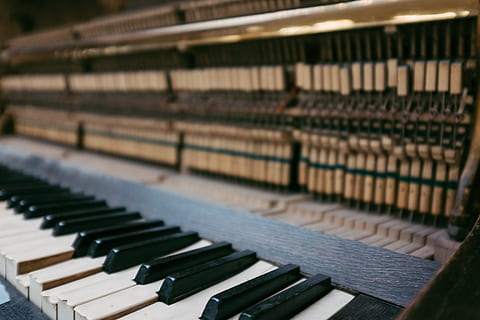 vecchio pianoforte abbandonato, vecchio, pianoforte, astratto, oggetti, musica, strumento musicale, tasto del pianoforte, di fila, cultura artistica e intrattenimento, attrezzatura musicale, in casa, nessuno, avvicinamento, messa a fuoco selettiva, concentrarsi sulle conoscenze acquisite, legno - materiale, tastiera, strumento a tastiera, ripetizione, Colore bianco, grande gruppo di oggetti, 4K, CC0, dominio pubblico, privo di copyright