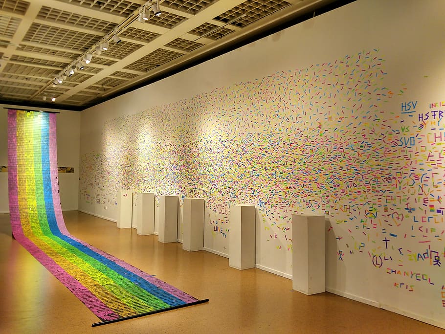 liv, museum, kreativ, multi farvet, indendørs, ingen mennesker, dag, arkitektur, murbygningsfunktion, tekst, kreativitet, papir, meddelelse, uddannelse, fravær, mønster, data, dekoration, vækst, forretning, bygning, tom, stor gruppe af objekter, loft, 4K