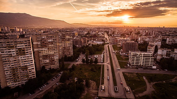 aérien, photo, ville, nuageux, ciel, le coucher du soleil, grande hauteur, bâtiment, blanc, immeuble de grande hauteur, ciel blanc, paysage urbain, horizon urbain, scène urbaine, architecture, vue aérienne, crépuscule, structure construite, endroit célèbre, extérieur du bâtiment, architecture et bâtiments, la tour, en plein air, la vie en ville, lieux de voyage, Destinations de voyage, vue grand angle, rue, route, transport, voiture, véhicule à moteur, mode de transport, la nature, nuage - ciel, district résidentiel, personne, extérieur d'immeuble de bureaux, gratte ciel, autoroute à voies multiples, 4K, CC0, domaine public, libre de droits