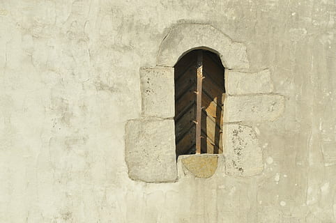 Fenster, Wand, Verschluss, alt, Stein, Gebäude, die Architektur, zugrunde richten, Struktur, Steine, Gitter, Schloss, Zuhause, geschlossen, hauswand, Wände, Mauerwerk, historisch, verwittert, Natursteine, grau, rostfrei, rostig, Metall, Metall-Stab, Holz, gebaute Struktur, Wandbau - Funktion, Gebäudehülle, Tag, keine Leute, draußen, texturiert, Flachwinkelansicht, Eingang, Vollbild, Tür, Natur, Loch, Muster, Beton, Steinwand, 4K, CC0, gemeinfrei, lizenzfrei