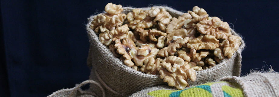 gris, bossa, fruits secs, noguera, nou, fruita, fruita seca, menjar, vegetals, naturalesa, tir de l'estudi, a l'interior, llana, tèxtil, menjar i beguda, fons negre, cap gent, primer pla, tallar, civada: menjar, farina de civada, benestar, alimentació saludable, blau, fons de colors, suavitat, roba, calor - temperatura, farinetes, berenar, 5K, CC0, domini públic, lliure de regalies