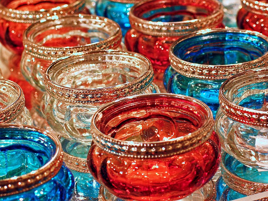 lot de contenidors de vidre, vidre, contenidors, molt, llanternes, taronja, gasolina, llum, il·luminació, vela, espelmes, llum de vent, decoració, cremar, colorit, color, oriental, tealight, llums de te, atmosfera, romàntic, llums, multicolor, en fila, elecció, braçalet, venda al detall, gran grup d'objectes, primer pla, variació, cap gent, a l'interior, vista d’angle alt, centrar-se en primer pla, abundància, mercat, arranjament, blau, marc complet, vermell, natura morta, contenidor, patró, 1080P