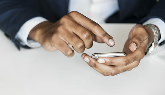 persona, detenzione, telefono d'oro, mani, mano, mano umana, parte del corpo umano, connessione, uomini, uomo d'affari, maschi, comunicazione, attività commerciale, adulto, avvicinamento, tecnologia, tecnologia wireless, Business aziendale, in casa, touch screen, una persona, parte del corpo, dito, 1080P, CC0, dominio pubblico, privo di copyright