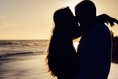 mar, amanecer, cielo, puesta de sol, afecto, retroiluminado, playa, Pareja, oscuridad, besos, amor, estado animico, Oceano, gente, romance, costa, silueta, verano, juntos, dos personas, mujer, adulto, pareja - relación, emoción, unión, emoción positiva, agua, pareja heterosexual, abrazando, mujer joven, actividad de ocio, Enamorarse, 2K, CC0, dominio público, libre de derechos