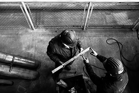 medición, obrero, trabajadores, una persona, gente real, hombres, ocupación, participación, tres cuartos de longitud, soldadura, trabajando, proteccion, día, adentro, seguridad, en pie, soldador, cintura para arriba, ropa de trabajo protectora, metal, estilos de vida, industria metalúrgica, acero, aleación, 5K, CC0, dominio público, libre de derechos