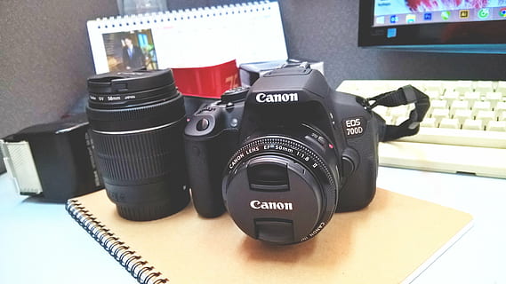 cânone, computador, dslr, eletrônicos, instantâneo, teclado, lente, caderno, câmera - equipamento fotográfico, tecnologia, equipamento, temas de fotografia, lente - instrumento óptico, Câmera, equipamento fotográfico, ninguém, comunicação, dentro de casa, câmera digital, cor preta, ainda vida, mesa, texto, fechar-se, roteiro ocidental, câmera slr, indústria cinematográfica, cultura artística e entretenimento, câmera de vídeo doméstico, 4K, CC0, domínio público, royalty free