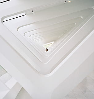 poc profund, focalitzar la fotografia, triangular, blanc, escala de formigó, arquitectura, espai, art, interior, museu, mínim, pel·lícula, museu d'art de Milwaukee, escalera, a l'interior, cap gent, vista d’angle alt, bany, Color blanc, sostre, passos i escales, barana, escala, primer pla, invertebrat, estructura construïda, animal, dia, un animal, funció de construcció de parets, 1080P, CC0, domini públic, lliure de regalies