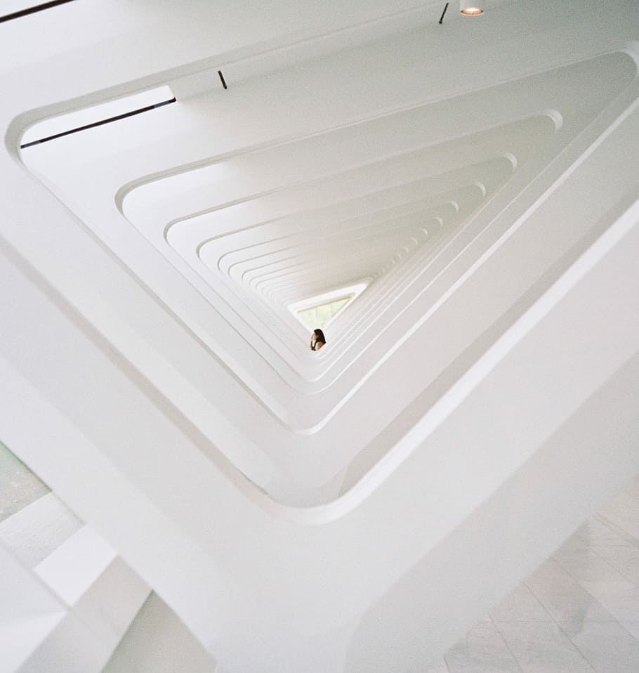 poc profund, focalitzar la fotografia, triangular, blanc, escala de formigó, arquitectura, espai, art, interior, museu, mínim, pel·lícula, museu d'art de Milwaukee, escalera, a l'interior, cap gent, vista d’angle alt, bany, Color blanc, sostre, passos i escales, barana, escala, primer pla, invertebrat, estructura construïda, animal, dia, un animal, funció de construcció de parets, 1080P