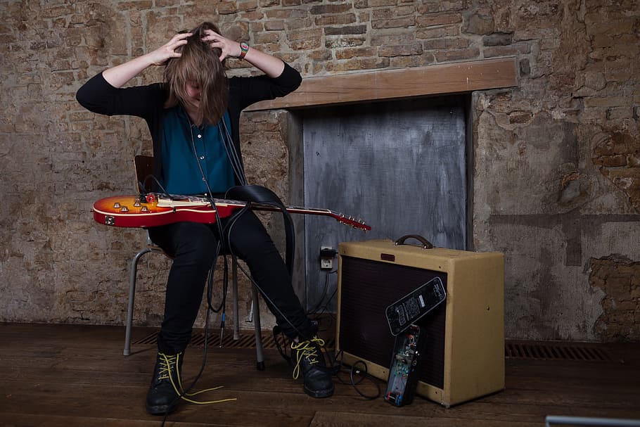 gitara, elektryczny, wzmacniacz, młody dorosły, pełna długość, jedna osoba, dorosły, młode kobiety, wewnątrz, codzienne ubrania, styl życia, włosy, siedzenie, kobiety, przedni widok, blond włosy, posiedzenie, krzesło, ręka we włosy, fryzura, wysiłek, 5K