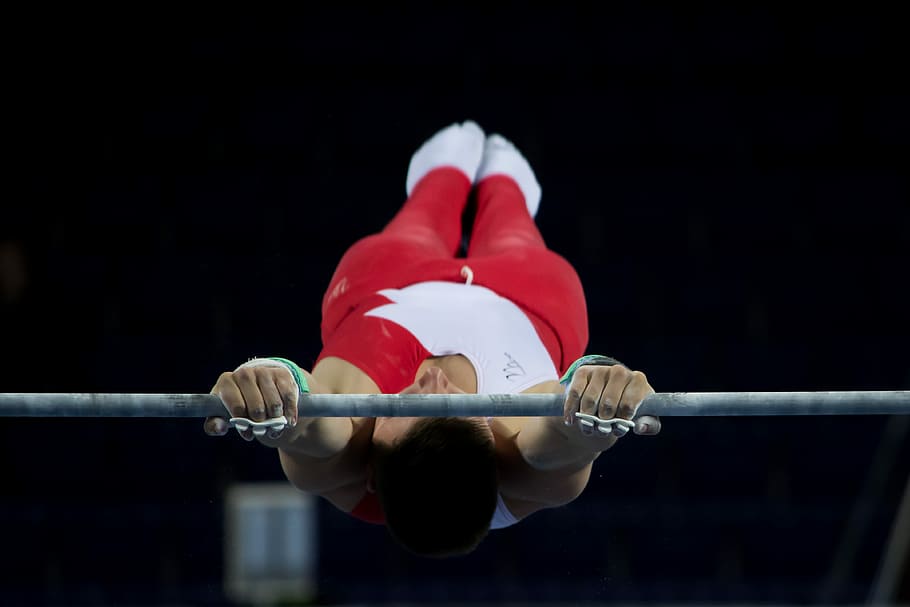 persona, celebració, gris, vareta, actiu, atleta, fons, barra, començar, penjar, equipament, tarda, exercici, dit, en forma, aptitud, gimnàs, gimnasta, gimnàstica, mà, salut, horitzontal, estil de vida, aixecament, al matí, múscul, gent, poder, tirar, esport, força, fort, formació, desigual, amunt, vista, pes, blanc, treballar, fer exercici, jove, vermell, un sol home, fons negre, el patriotisme, només adults, una persona, a l'interior, competició, construcció muscular, estil de vida saludable, adult jove, estils de vida, habilitat, adult, determinació, guant de boxa, vitalitat, còpia espai, esforç, 4K