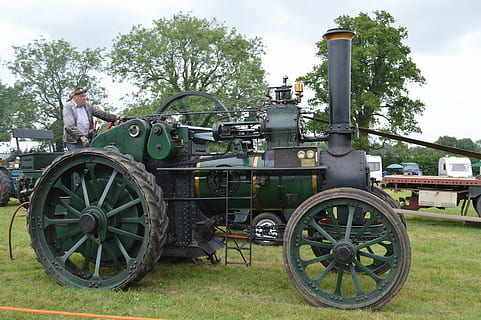 machine à vapeur, moteur de traction, vapeur, moteur, arme, journée, militaire, en plein air, vue de côté, soldat de l'armée, mode de transport, transport, la nature, plante, véhicule terrestre, roue, arbre, champ, ciel, terre, herbe, Vrais gens, train, Transport ferroviaire, machinerie, Voyage, métal, train à vapeur, 5K, CC0, domaine public, libre de droits