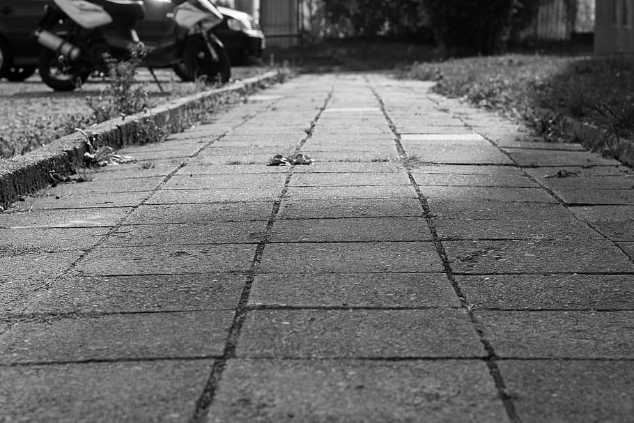 paviment, Camí, caminar, ombrejat, blanc i negre, viatjar, ferri, transportat, llum, llarg camí, distància, pasatemps, deslocalització, carrer, ciutat, acció, correr, el camí a seguir, transport, direcció, sendera, dia, manera de transport, a l'aire lliure, perspectiva decreixent, carretera, llambordes, enfocament selectiu, centrar-se en primer pla, cap gent, pedra, naturalesa, nivell superficial, planta, 5K