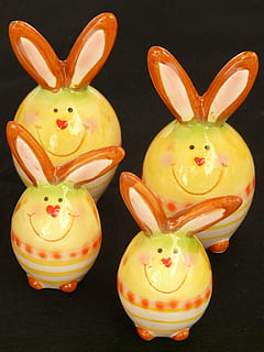Pasen, paashaas, figuur, keramisch, haas, porselein, dier, schattig, kleurrijk, kleur, easter egg schilderij, paashaasfamilie, vertegenwoordiging, kunst en ambacht, dierlijke representatie, creativiteit, geen mensen, stilleven, detailopname, viering, binnenshuis, voedsel, vakantie, konijn - dier, beeldje, eten en drinken, ambacht, zoogdier, zwarte achtergrond, 2K, CC0, publiek domein, royaltyvrij