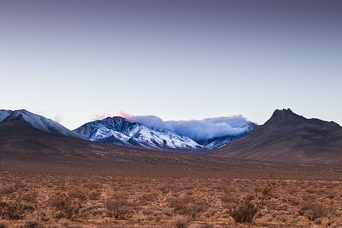 nevat, muntanyes, ennuvolat, cel, muntanyes nevades, muntanya, naturalesa, desert, paisatge, Serra, escenics, neu, paisatges, terrenys extrems, cap gent, a l'aire lliure, llocs de viatges, medi ambient, escenics - natura, bellesa a la natura, escena tranquil·la, terra, tranquil·litat, hivern, escena no urbana, dia, temperatura de fred, clima àrid, muntanya nevada, clima, semiàrid, 4K, CC0, domini públic, lliure de regalies