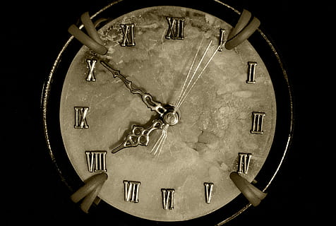 reloj, hora, el tiempo pasa, de cerca, foto de estudio, nadie, la cara del reloj, minutero, fondo negro, reloj de mano, instrumento de tiempo, número, adentro, Números romanos, manecilla de la hora, solo objeto, metal, forma geometrica, circulo, 4K, CC0, dominio público, libre de derechos