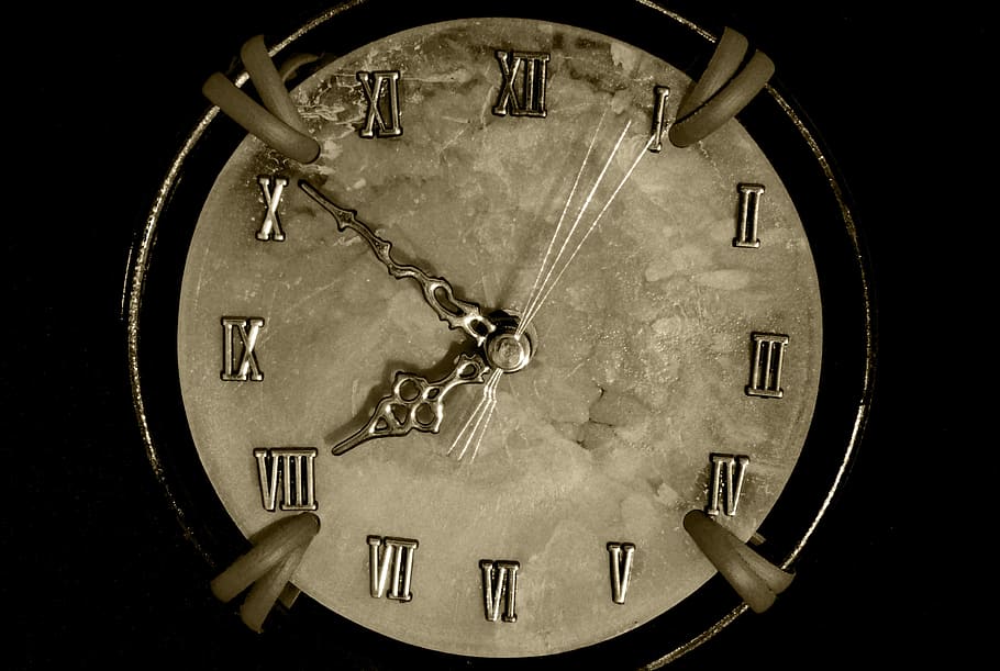 sehen, Zeit, Zeit vergeht, Uhr, Nahansicht, Studioaufnahme, keine Leute, Ziffernblatt, Minutenzeiger, schwarzer Hintergrund, Uhrzeiger, Instrument der Zeit, Nummer, drinnen, römische Ziffer, Stunden Zeiger, einzelnes Objekt, Metall, Geometrische Figur, Kreis, 4K