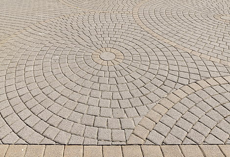 strada cementata grigia, toppa, pietre per lastricati, cerchio, di, pietre composte, Blocchi di cemento, pavimentata, lastre, pavimentazione, sfondo, pietra naturale, pietra, modello, struttura, geometrico, superficie, lontano, strada, sentiero lastricato, città vecchia, centro, astratto, fotogramma intero, sfondi, nessuno, vista dall'alto, strutturato, giorno, ciottolo, forma, all'aperto, design, sentiero, forma geometrica, natura, luce del sole, pavimentazione in pietra, terra, clima arido, 5K, CC0, dominio pubblico, privo di copyright