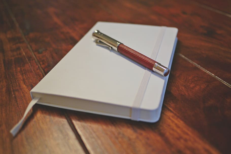 bolígraf, blanc, planificador, quadern, escriure, diari, fusta, taula, material de fusta, a l'interior, cap gent, primer pla, bloc de notes, dia, còpia espai, negocis, paper, oficina, natura morta, en blanc, centrar-se en primer pla, vista d’angle alt, mobles, dos objectes, enfocament selectiu, subministrament d’oficina, gra de fusta, ploma estilogràfica, missatge, color plata, 4K