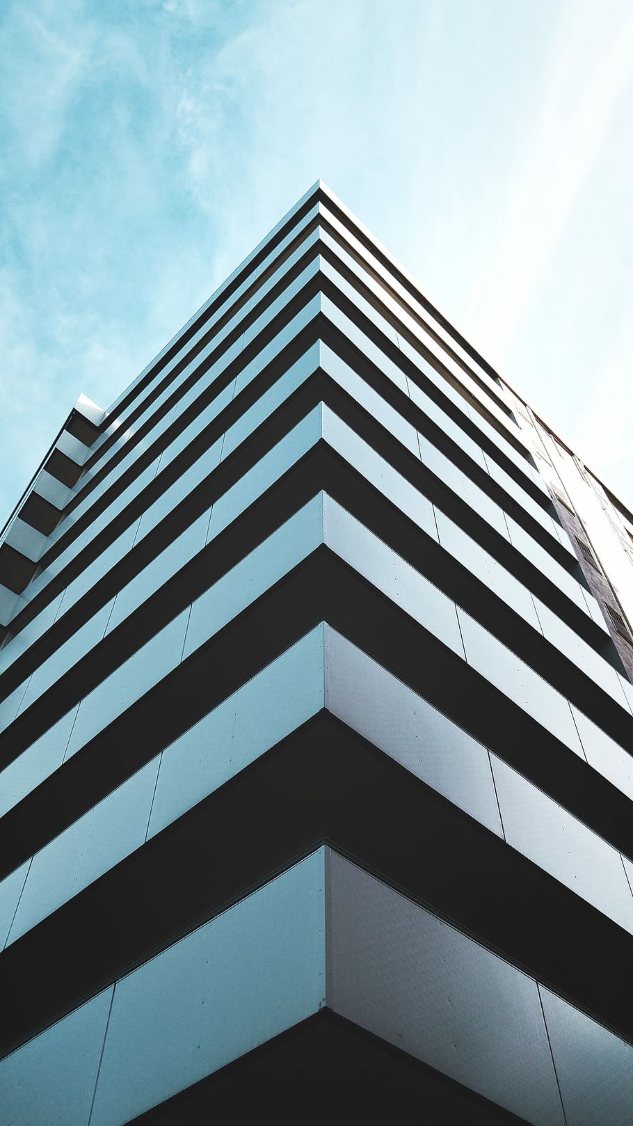 gris, concret, edifici, blanc, cel, estructura, arquitectura, cantonada, angular, resum, núvol, blau, oficina, entorn construït, estructura construïda, vista d’angle baix, exterior de l'edifici, núvol - cel, exterior d’edifici d’oficines, dia, cap gent, naturalesa, ciutat, modern, alta - alta, patró, a l'aire lliure, gratacels, torre, 2K