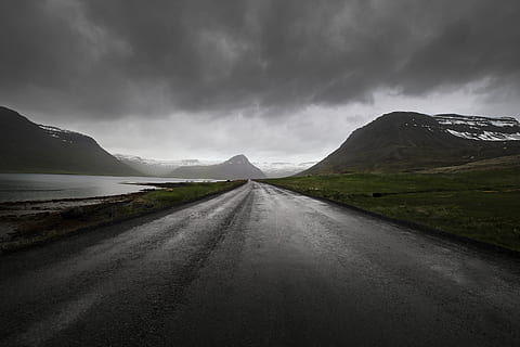 Straße, Rasen, Berg, Graustufenfotografie, Nebel, Island, Westfjorde, bedeckt, wolkig, Wolke, ländlich, Natur, Landschaft, wolke - himmel, keine Leute, szenen, Autobahn, Reise, Reiseorte, Wolkengebilde, Himmel, draußen, der Weg nach vorn, Transport, Umgebung, Szenen - Natur, Richtung, Schönheit in der Natur, Sturm, ruhige Szene, Nicht-städtische Szene, Wasser, Gebirge, Regen, 5K, CC0, gemeinfrei, lizenzfrei