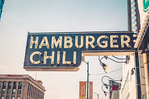 senyalització de Xile hamburguesa, edifici cvs, signe de xocolata d’hamburguesa, hamburguesa, Xile, signe, EUA, escena urbana, lloc famós, exterior de l'edifici, text, dia, finestra, a l'aire lliure, arquitectura, guió occidental, comunicació, vista d’angle baix, cel, estructura construïda, cap gent, lletra majúscula, informació, naturalesa, ciutat, orientació, signe d'informació, direcció, equips d’il·luminació, 5K, CC0, domini públic, lliure de regalies