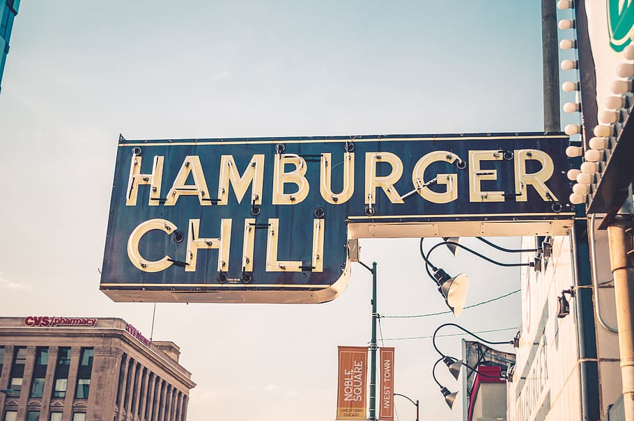 senyalització de Xile hamburguesa, edifici cvs, signe de xocolata d’hamburguesa, hamburguesa, Xile, signe, EUA, escena urbana, lloc famós, exterior de l'edifici, text, dia, finestra, a l'aire lliure, arquitectura, guió occidental, comunicació, vista d’angle baix, cel, estructura construïda, cap gent, lletra majúscula, informació, naturalesa, ciutat, orientació, signe d'informació, direcció, equips d’il·luminació, 5K