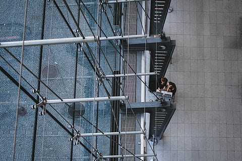 dos, persona, assegut, cadira, arquitectura, edifici, construcció, enginyeria, panells de vidre, modern, oficina, patró, gent, formes, estructura d’acer i formigó, urbà, treball, una persona, vista d’angle alt, dia, passos i escales, estructura construïda, persones reals, a l'interior, homes, adult, estils de vida, barana, escala, longitud completa, a l'aire lliure, activitat d'oci, roba casual, exterior de l'edifici, comunicació, naturalesa, 5K, CC0, domini públic, lliure de regalies