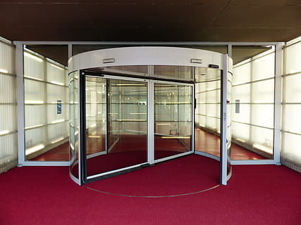 porta scorrevole aperta, porta, porta girevole, ingresso, intervallo di input, Aperto, bicchiere, costruzione, architettura, in casa, nessuno, metallo, Entrata, moderno, giorno, struttura costruita, vetro - materiale, assenza, vuoto, corridoio, portico, rosso, finestra, trasparente, portone, color argento, 4K, CC0, dominio pubblico, privo di copyright